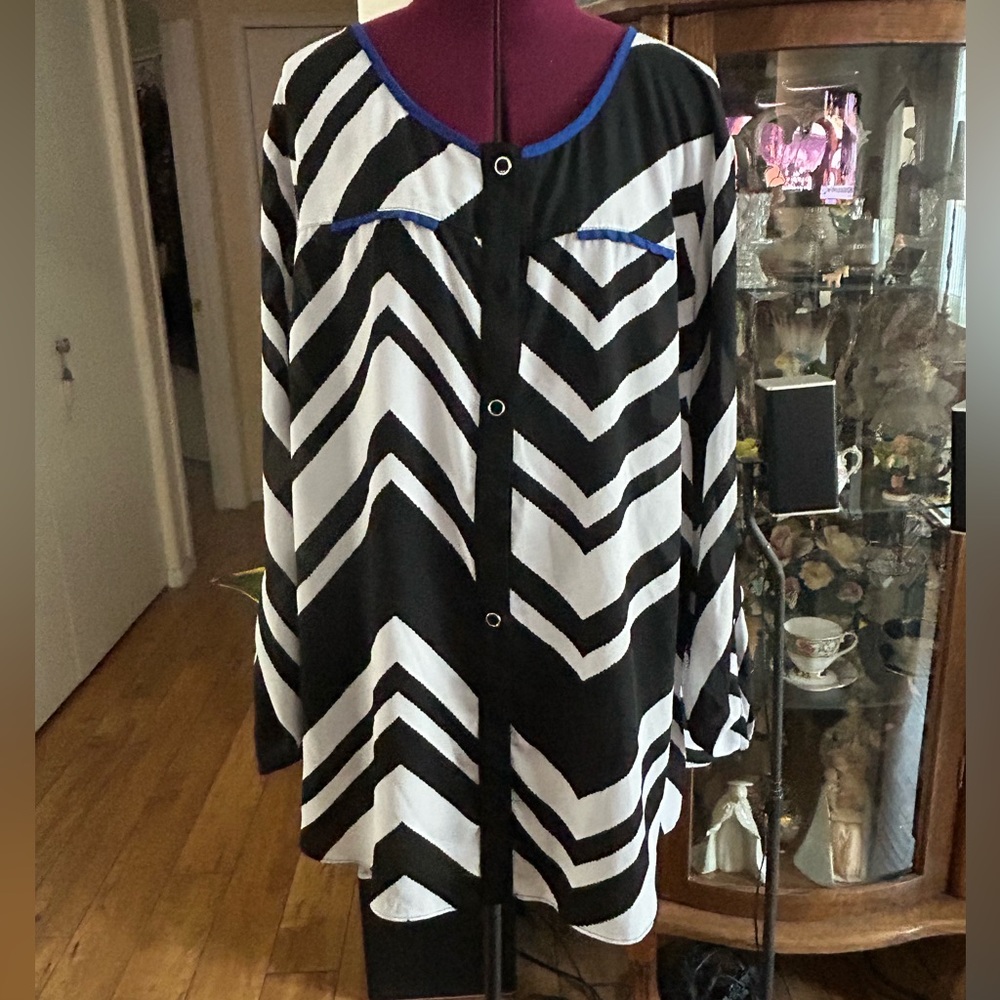 Sammy & Jo Black & White Top With Adjustable Sleeves.